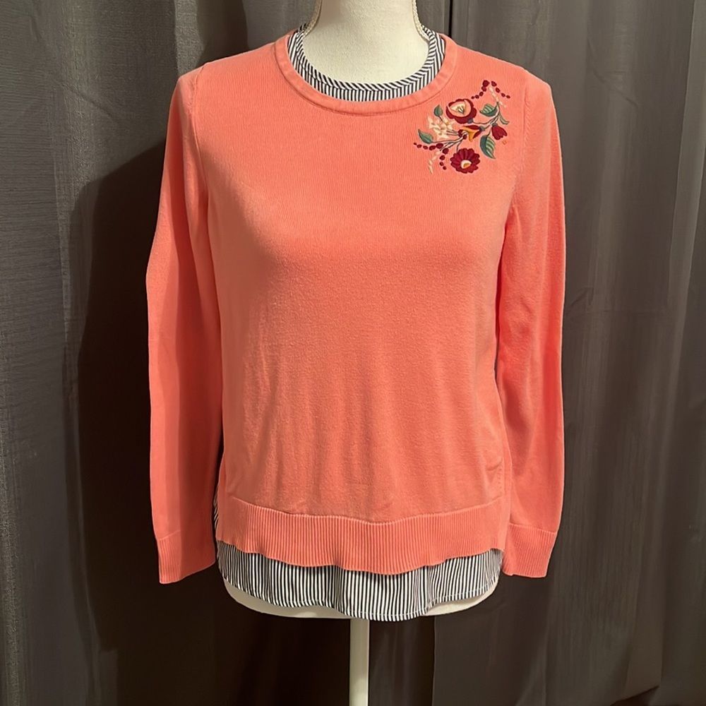❤SALE❤Crown&ivyPinkSweater with Embrodiered Detail and Blue and White Hem.